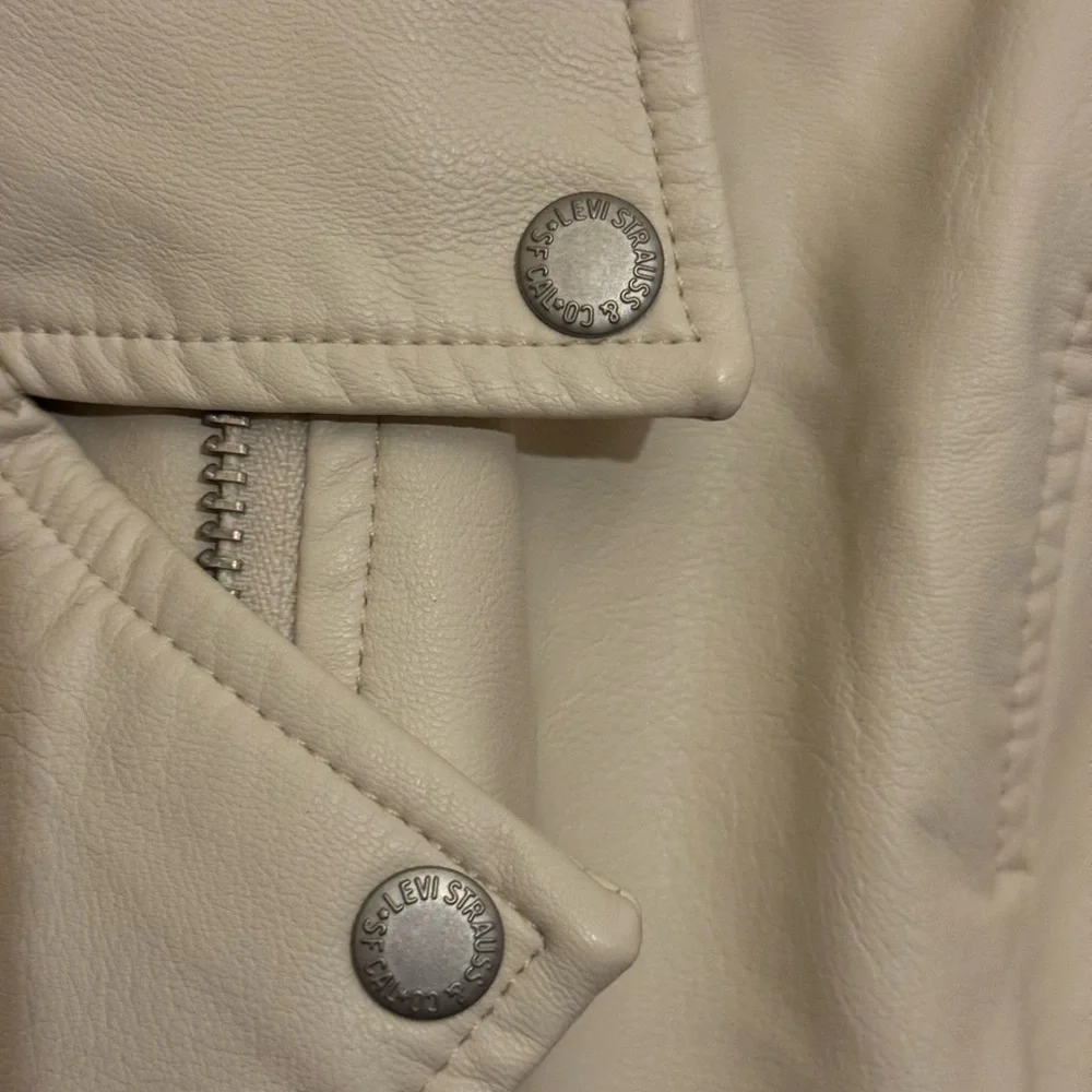 Levi's Women's Cream Off White Faux Leather Jacket - Picture 6 of 7
